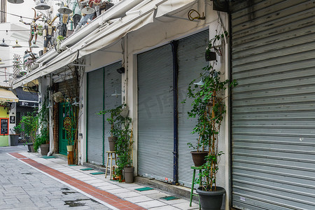 希腊塞萨洛尼基市中心的小酒馆关门了，没有人。