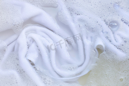 美白ae摄影照片_洗衣服，白衣服湿透了。