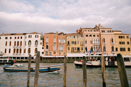 Vaporetto - 河上电车、穿梭船、威尼斯岛屿部分的主要交通工具。