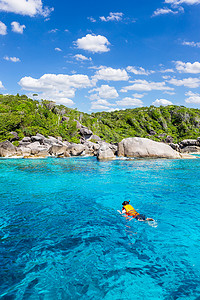 泰国考拉斯米兰群岛安达曼海碧绿的海水，