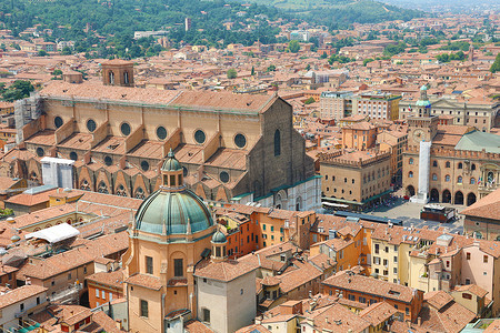 意大利博洛尼亚马焦雷广场上古老的中世纪城镇中心的博洛尼亚城市景观与圣彼得罗尼奥大教堂