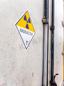 运输卡车集装箱门上 7 级运输标签上的辐射警告标志