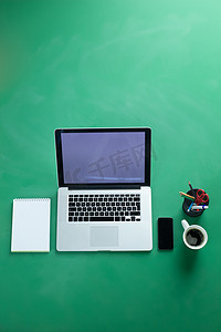 手机花屏摄影照片_笔记本电脑、空屏手机、礼品盒、质朴木桌平躺的咖啡