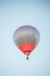 五颜六色的热气球在天空飞翔