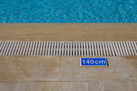 夏季炎热时可以游泳的游泳池