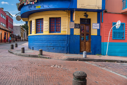 热闹的场景摄影照片_波哥大蓝色黄色红色不拘一格的多彩社区