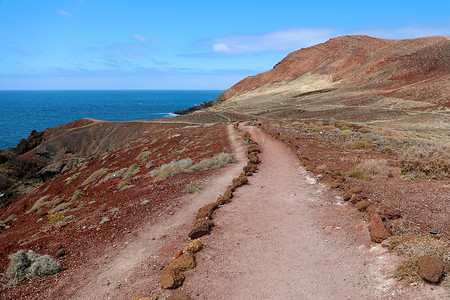 蒙大拿州罗哈（红山）路径位于火山区，有红色岩石和土壤，地面熔岩场，埃尔梅达诺，特内里费岛