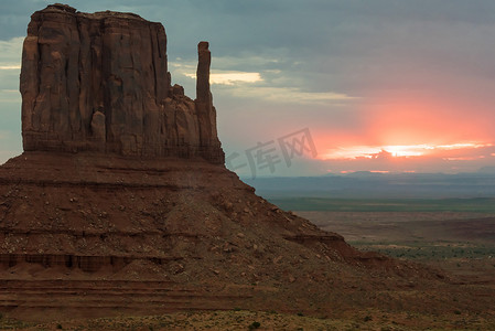 冷静角摄影照片_犹他州纪念碑谷日落时梅萨的特写