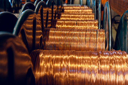 围绕的卷轴摄影照片_工厂生产铜线、卷轴电缆。
