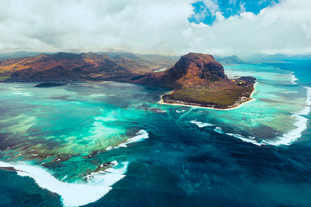 鸟瞰被联合国教科文组织列为世界遗产的莫纳布拉班特岛。毛里求斯岛的珊瑚礁