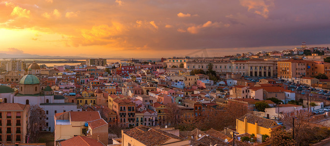 日落时卡利亚里老城中心的广角全景