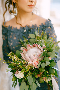 佩拉斯特老城，身穿时尚蓝色连衣裙、婚礼花束的新娘，特写