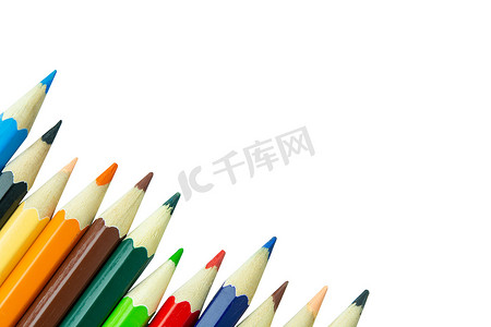 孤立在白色背景上的彩色铅笔，带有剪切路径