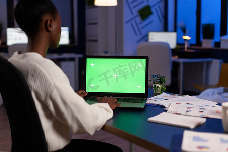 非洲经理在带色度键显示的笔记本电脑上打字