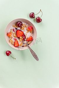 麦片用新鲜水果和酸奶。粥用新鲜草莓和樱桃。天然酸奶用新鲜浆果和麦片。