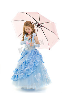 女孩公主穿着优雅的长裙，在伞下。