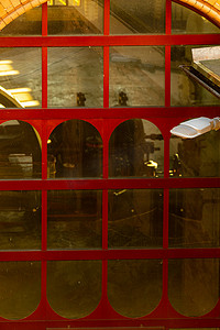红黄色对话框摄影照片_泵站大楼红框大窗