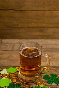 圣帕特里克节的啤酒杯、巧克力金币和三叶草