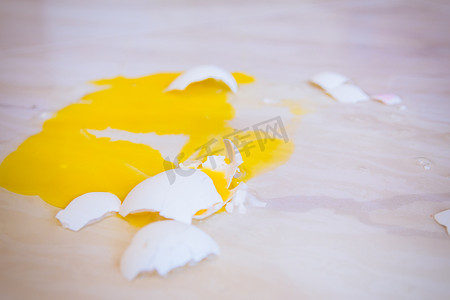 掉落在地上的破鸡蛋溅满了黄色的蛋黄