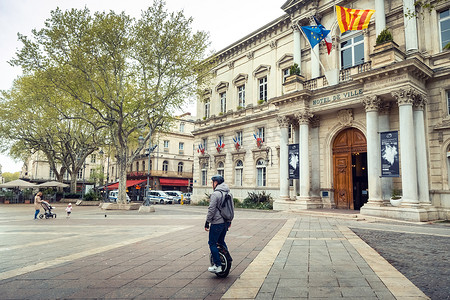法国阿维尼翁 — 2019年4月6日：阿维尼翁市中心的老城街和市政厅