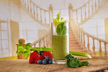 绿色蔬菜和草莓的健康食品和冰沙的图片