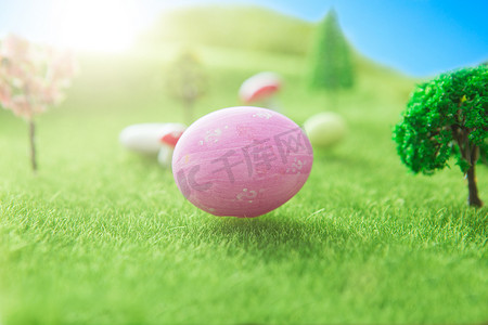 在梦境或童话世界中寻找粉红色彩蛋的复活节彩蛋。