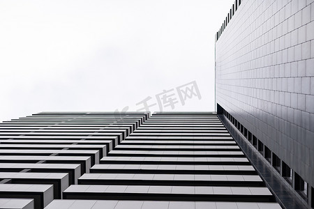 钢蓝色玻璃高层建筑摩天大楼的底面全景和透视图，成功工业建筑的商业理念