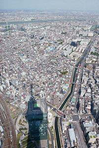 风景日本摄影照片_有天树塔阴影天线的日本东京都市风景大厦