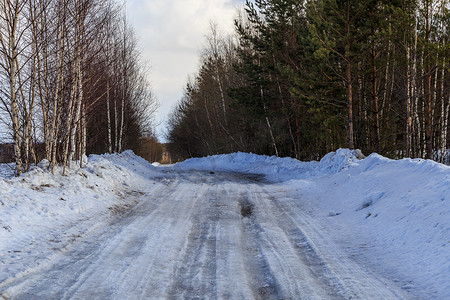 冬日森林里覆盖着冰雪的道路
