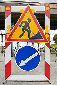 公路标志、绕行、公路维修的特写