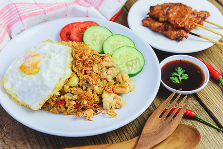 Nasi goreng 炒饭鸡配鸡蛋番茄黄瓜白