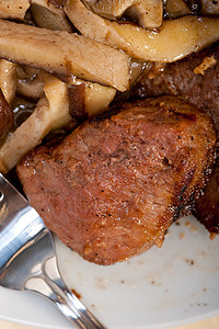 鹿肉、野味肉片和野生蘑菇