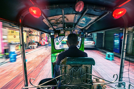 曼谷 — 一月： 嘟嘟车 — 白天在唐人街街上的嘟嘟车
