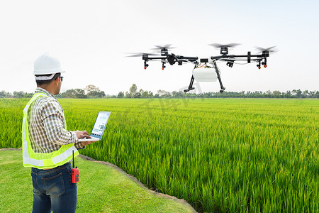 技术员农民使用 wifi 计算机控制农业无人机 fl