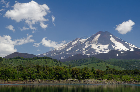 Conguillio 国家公园的 Llaima 火山和 Conguillio 湖。