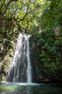 步行探索亚速尔圣米格尔岛的 prego salto 瀑布