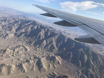 飞机机翼摄影照片_从美国西部波纹纹理飞机机翼的窗户视图