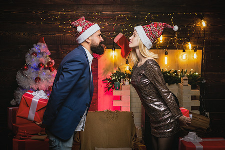 热恋中的情侣的圣诞之吻。