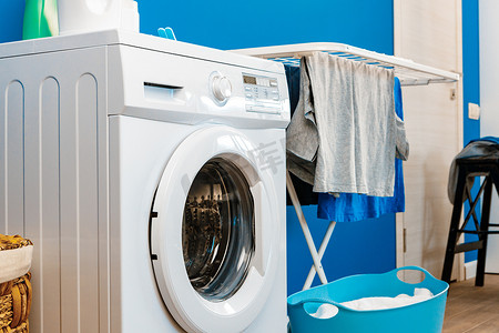 洗衣房内部配有洗衣机和靠近墙壁的干衣机