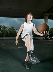 打篮球操场摄影照片_打篮球的少年