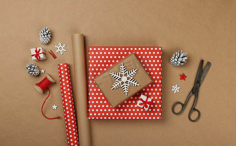 茶叶包装包装盒摄影照片_用红纸包装圣诞礼物
