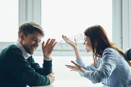 一个男人和一个女人坐在桌子旁交流