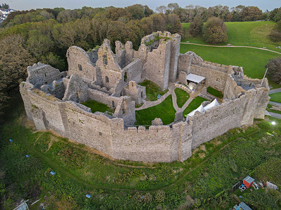 城堡内部背景摄影照片_俯瞰海岸的中世纪威尔士小城堡