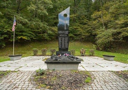 纪念 1968 年法明顿 9 号煤矿爆炸中丧生矿工的纪念碑和墓地