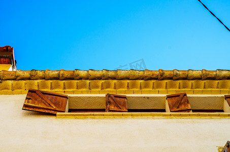 欧式建筑背景摄影照片_旧欧式建筑上的百叶窗，建筑