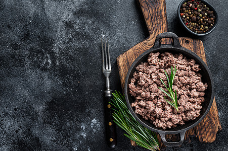 煎牛肉摄影照片_将牛肉末放入平底锅中煎炸，用于煮意大利面。