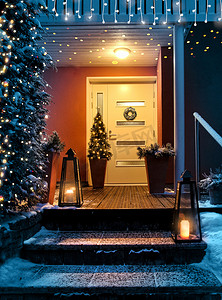 圣诞屋圣诞摄影照片_圣诞节晚上欢迎圣诞屋入口