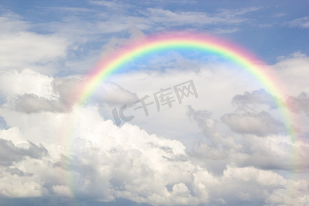 彩虹沐浴球摄影照片_雨后蓝天上美丽的经典彩虹，