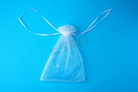 透明纱布摄影照片_由白色透明合成纤维制成的袋子，用于礼品和 cos