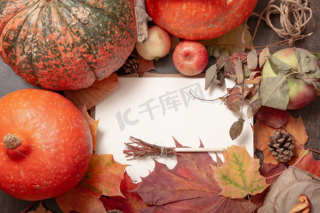 一罐茶的舒适静物画、秋天的水果和蔬菜、干苹果、树枝、秋叶、秋天的冷处理、橙色、书写板、复印空间、秋天的心情、万圣节、祝福日、季节主题